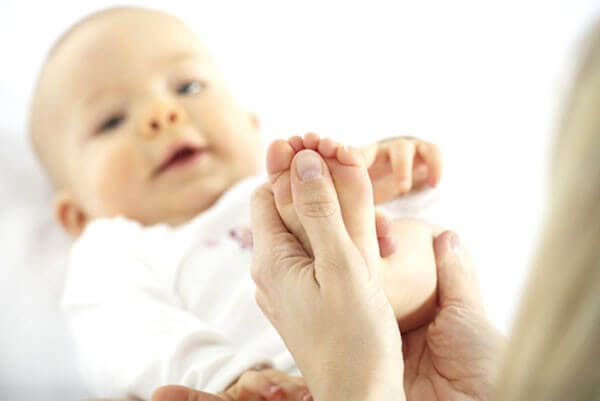 Cách mát xa toàn thân "đúng chuẩn" cho trẻ sơ sinh và trẻ nhỏ 8