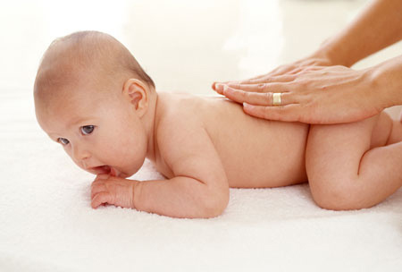 Cách mát xa toàn thân "đúng chuẩn" cho trẻ sơ sinh và trẻ nhỏ 9