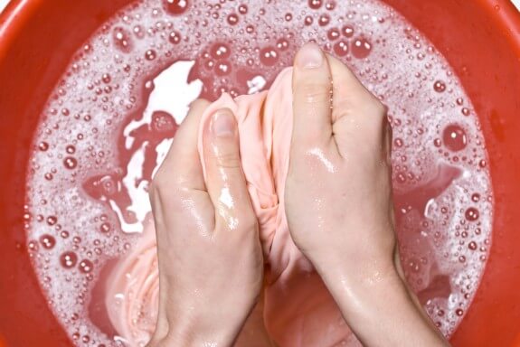 Cách tẩy vết thức ăn bám trên quần áo không dùng thuốc tẩy 35 Cách tẩy vết thức ăn bám trên quần áo không dùng thuốc tẩy 7