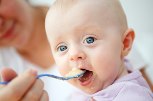 cách xử lý nhanh khi bé bị sặc cháo 33 cách xử lý nhanh khi bé bị sặc cháo 5