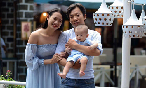 Cảm động chồng mặc quần áo của vợ để dỗ con ngủ 35 Cảm động chồng mặc quần áo của vợ để dỗ con ngủ 7