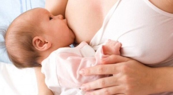 Cẩn thận! Bạn có thể làm bé sặc sữa 33 can-than-ban-co-the-lam-be-sac-sua