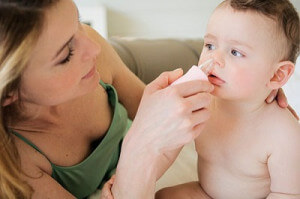 Cảnh báo: Mẹ dùng dầu gió sai cách sẽ hại cho sức khỏe của con 36 dùng dầu gió với bé
