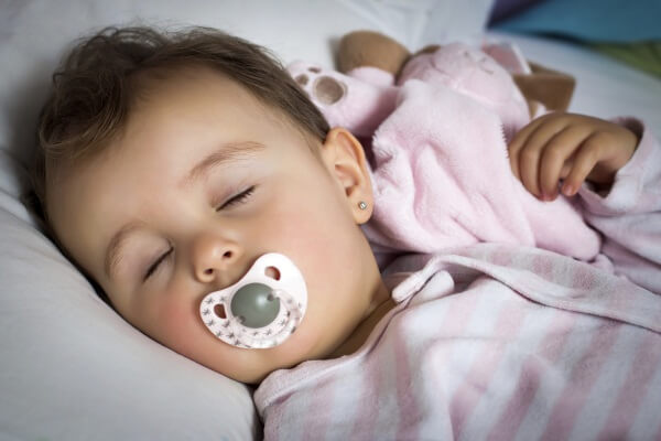 Cha mẹ vô tình khiến con bị viêm tai giữa vì những thói quen này 37 Ngậm núm vú giả