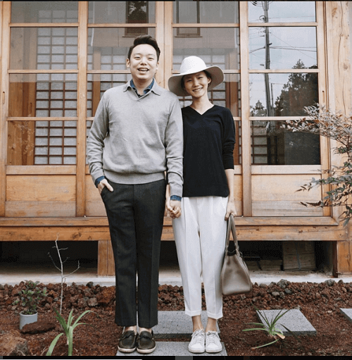 Chẳng cần đưa nhau đi khắp thế gian, chỉ cần nắm lấy tay nhau mỗi khi ra khỏi nhà là đủ 28