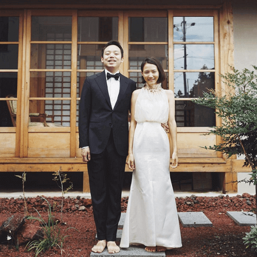 Chẳng cần đưa nhau đi khắp thế gian, chỉ cần nắm lấy tay nhau mỗi khi ra khỏi nhà là đủ 21