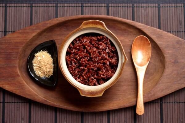 Chế độ dinh dưỡng cung cấp năng lượng cho mẹ sau sinh 41 Gạo lức