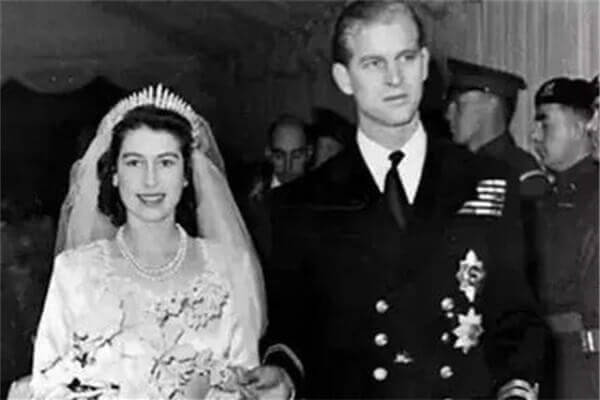 Chuyện tình 70 năm của chàng hộ vệ trung thành với nữ hoàng Elizabeth 40 Chuyện tình 70 năm của chàng hộ vệ trung thành với nữ hoàng Elizabeth 12