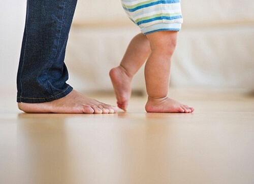 Có nên cho trẻ đi chân đất? 35 Có nên cho trẻ đi chân đất? 7