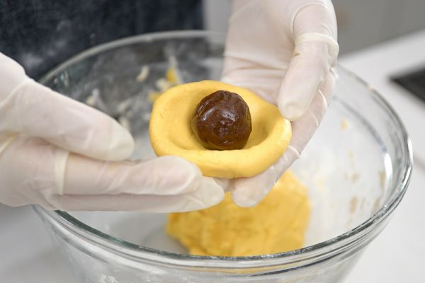 Cùng bé đón Halloween với bánh mochi bí đỏ thơm nức 23