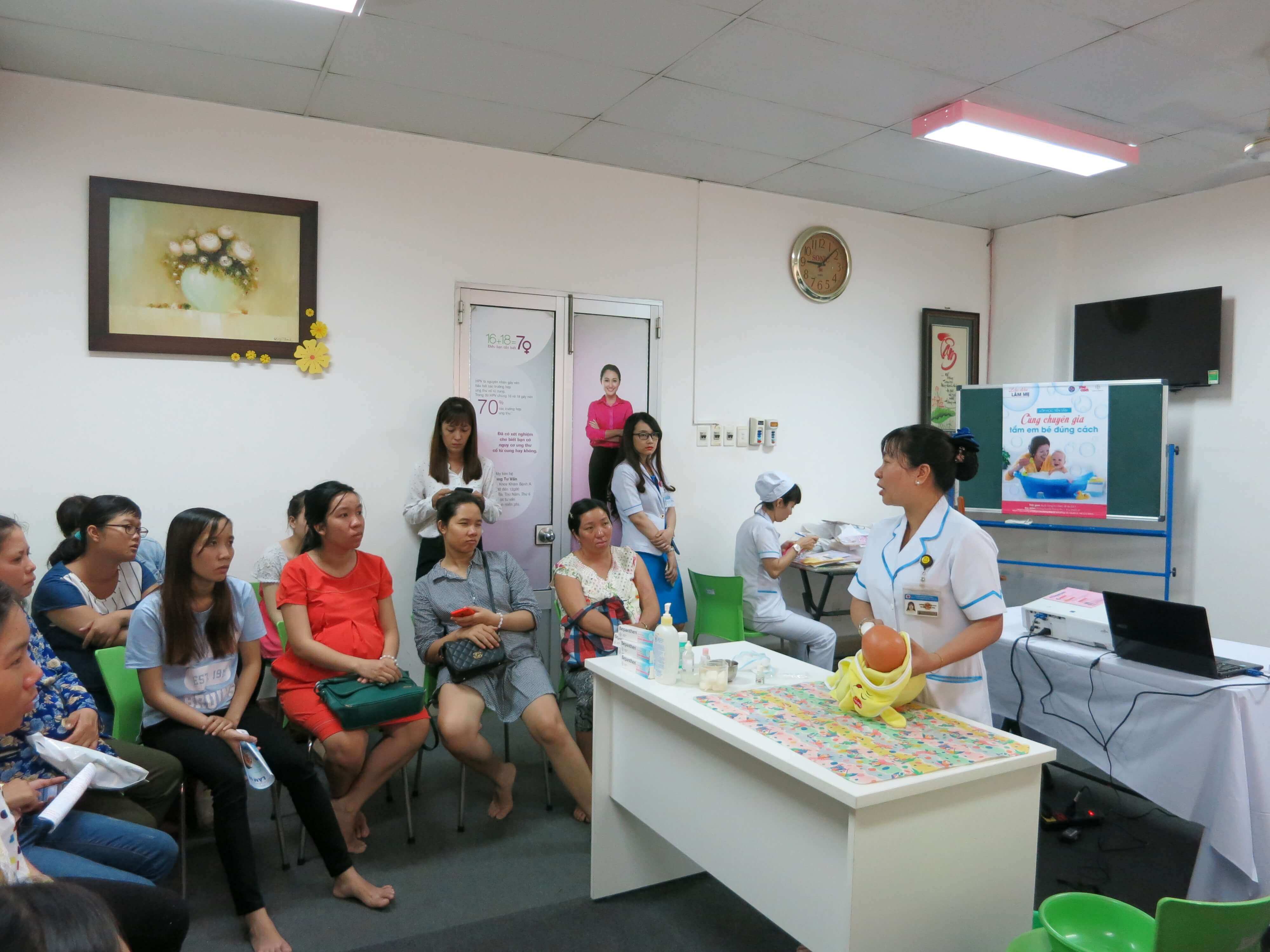 Cùng chuyên gia tắm em bé đúng cách tại Lớp học tiền sản, Bệnh viện Hùng Vương 37 tắm em bé đúng cách