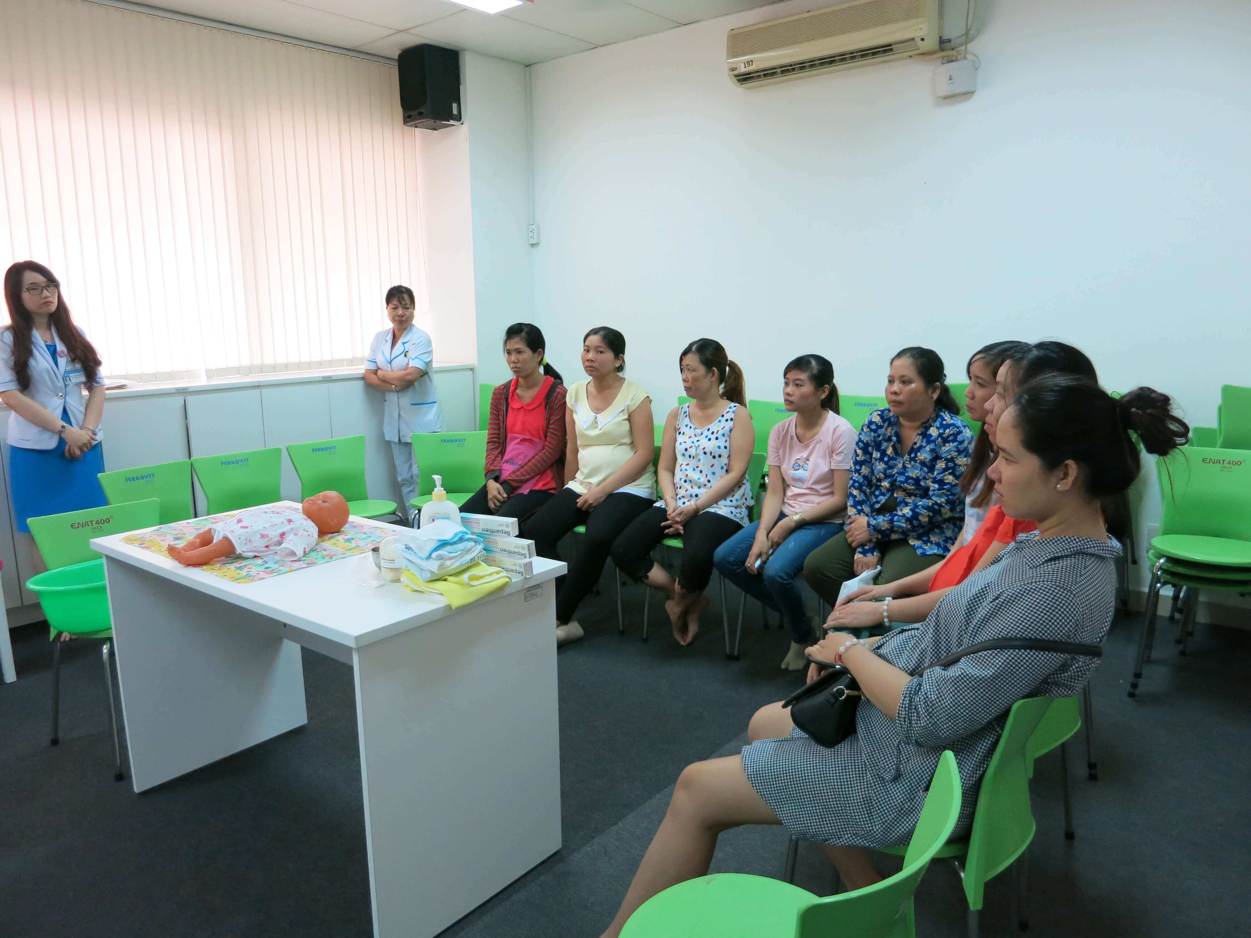 Cùng chuyên gia tắm em bé đúng cách tại Lớp học tiền sản, Bệnh viện Hùng Vương 38 tắm em bé