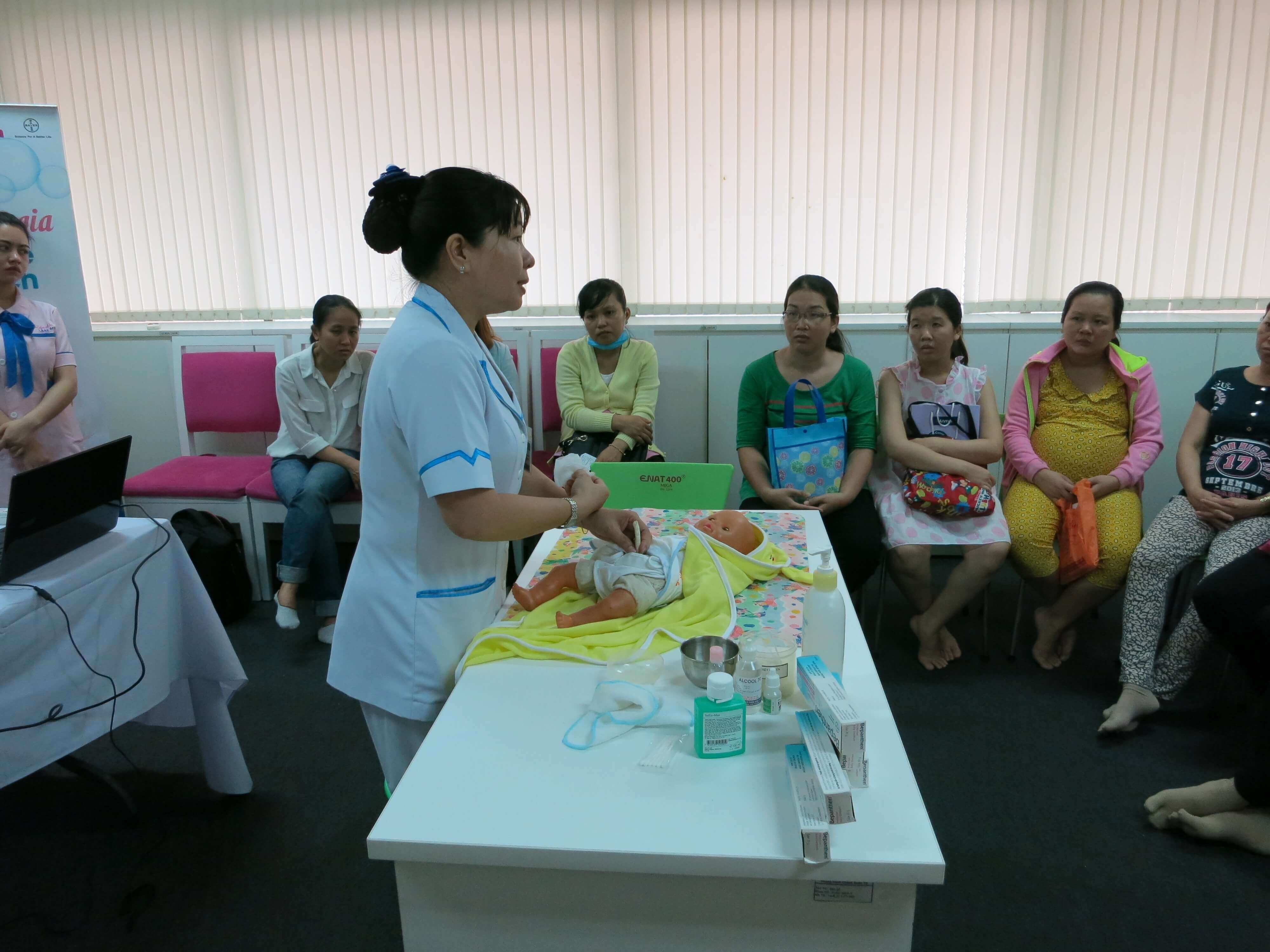 Cùng chuyên gia tắm em bé đúng cách tại Lớp học tiền sản, Bệnh viện Hùng Vương 39 tắm em bé đúng cách 1