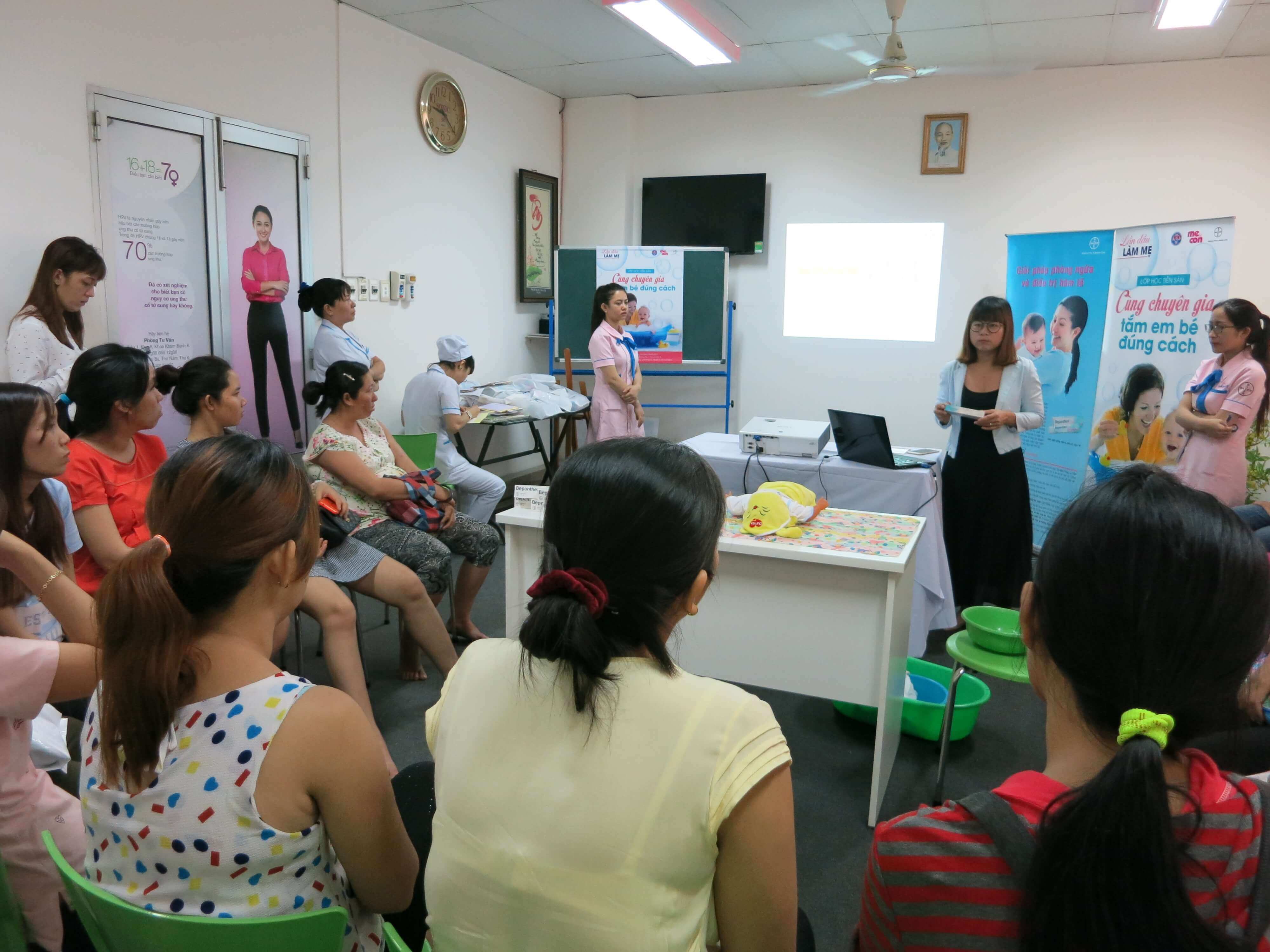 Cùng chuyên gia tắm em bé đúng cách tại Lớp học tiền sản, Bệnh viện Hùng Vương 40 tắm em bé đúng cách2
