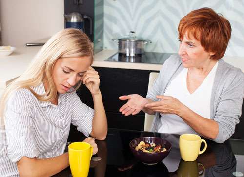 Đại chiến trong nhà vì quan điểm chăm sóc con 36 mẹ chồng nàng dâu