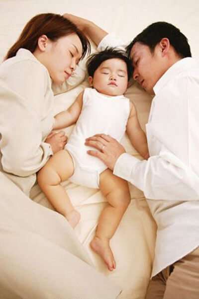 12 Nguyên tắc an toàn khi bé ngủ cùng bố mẹ 35 bé ngủ cùng bố mẹ
