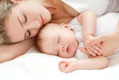 12 Nguyên tắc an toàn khi bé ngủ cùng bố mẹ 36 bé ngủ cùng bố mẹ 1