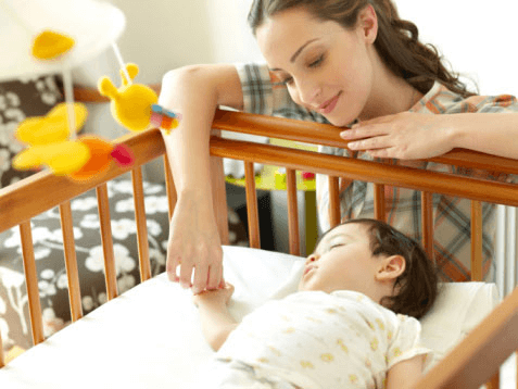 12 Nguyên tắc an toàn khi bé ngủ cùng bố mẹ 37 de tre an toan khi ngu cung bo me