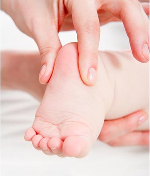 Dỗ bé nín khóc nhanh chỉ bằng 2 cách bấm huyệt 7