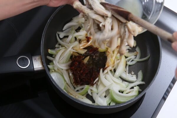 Đổi vị bữa cơm chiều với ốc móng tay xào cay 43 Đổi vị bữa cơm chiều với ốc móng tay xào cay 15