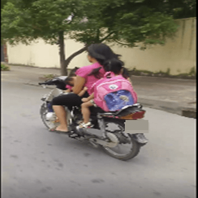Đừng hại con bằng những kiểu đèo xe nguy hiểm này! 41 Đừng hại con bằng những kiểu đèo xe nguy hiểm này! 13