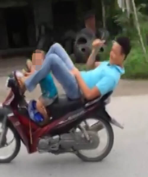 Đừng hại con bằng những kiểu đèo xe nguy hiểm này! 44 Đừng hại con bằng những kiểu đèo xe nguy hiểm này! 16