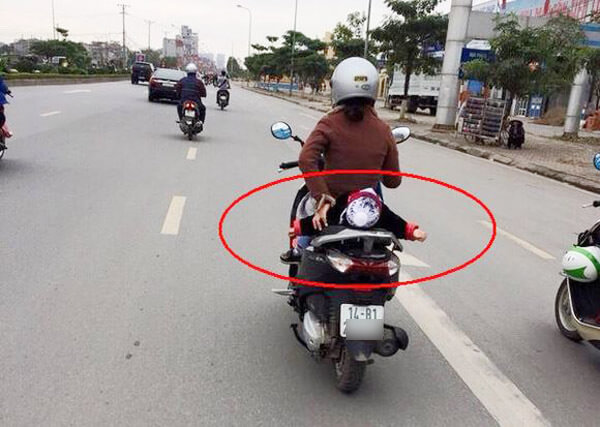 Đừng hại con bằng những kiểu đèo xe nguy hiểm này! 45 Đừng hại con bằng những kiểu đèo xe nguy hiểm này! 17