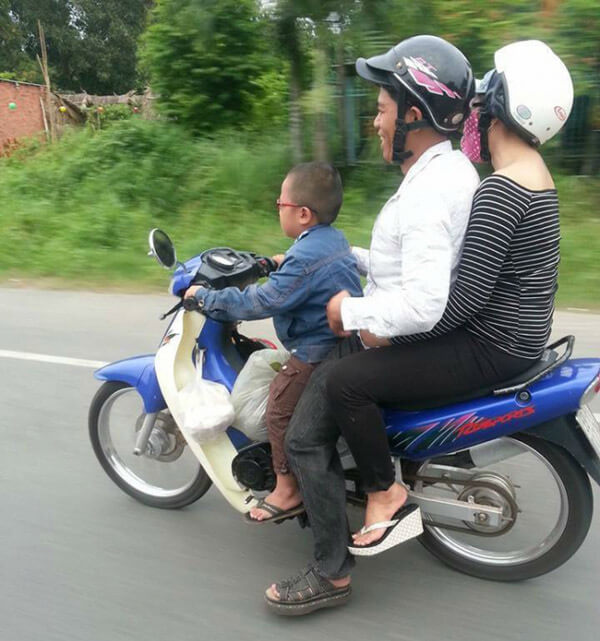 Đừng hại con bằng những kiểu đèo xe nguy hiểm này! 46 Đừng hại con bằng những kiểu đèo xe nguy hiểm này! 18