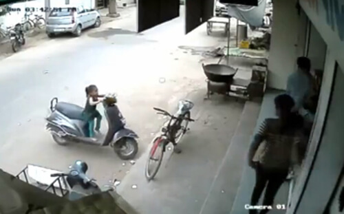 Đừng hại con bằng những kiểu đèo xe nguy hiểm này! 47 Đừng hại con bằng những kiểu đèo xe nguy hiểm này! 19