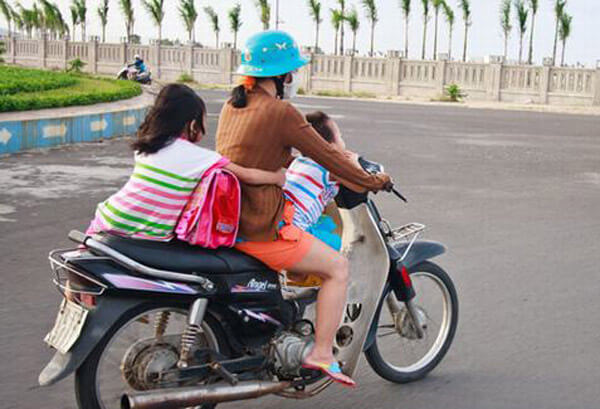 Đừng hại con bằng những kiểu đèo xe nguy hiểm này! 48 Đừng hại con bằng những kiểu đèo xe nguy hiểm này! 20