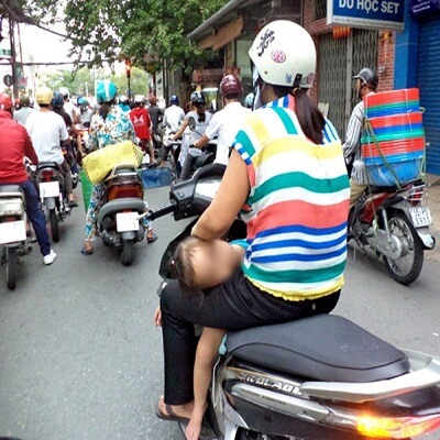 Đừng hại con bằng những kiểu đèo xe nguy hiểm này! 49 Đừng hại con bằng những kiểu đèo xe nguy hiểm này! 21