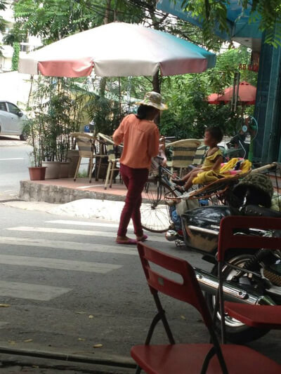 Em bé đang ngủ ngon trên chiếc xe đạp cà tàng của mẹ giữa phố 36 Em bé đang ngủ trên xe đạp