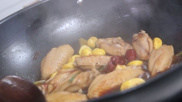 Gà hầm hạt dẻ thơm bùi ngon tuyệt 50 canh ga ham