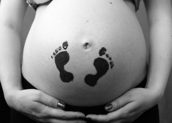 Gợi ý 16 cách chụp hình "tự sướng" siêu dễ thương với bụng bầu 40