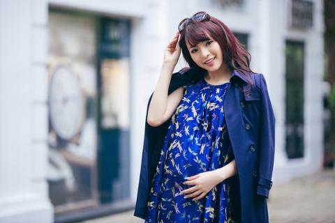 Gợi ý " mặc đẹp con khoẻ " miễn chê cho mẹ bầu 131 bau