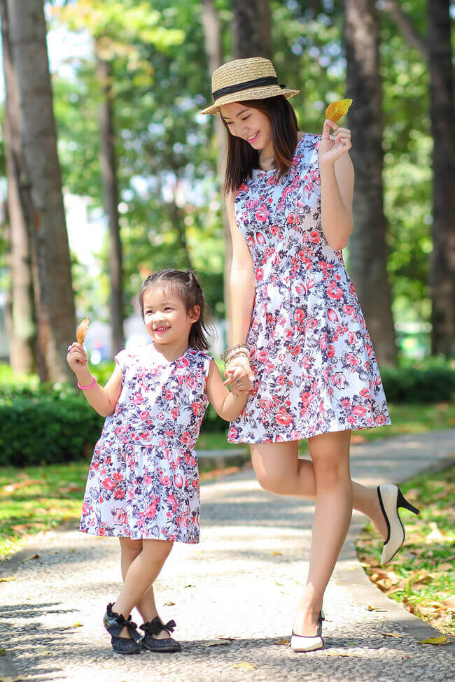 Gợi ý style xuống phố sành điệu cho mẹ và bé ngày hè 50 hoa-tiet