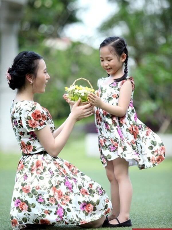 Gợi ý style xuống phố sành điệu cho mẹ và bé ngày hè 51 dam-hoa