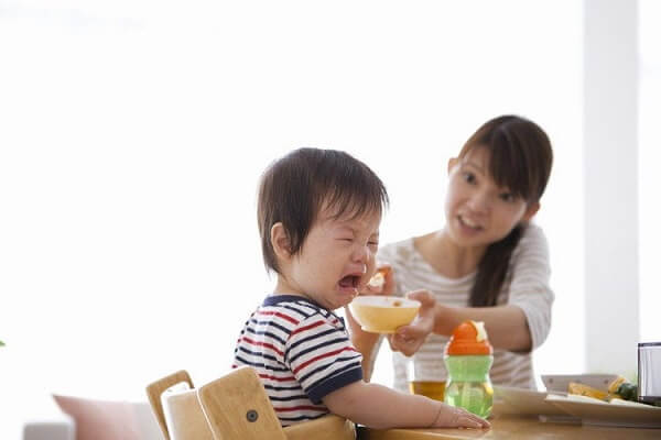Hệ lụy của việc ép con ăn quá no 34 bị ép ăn
