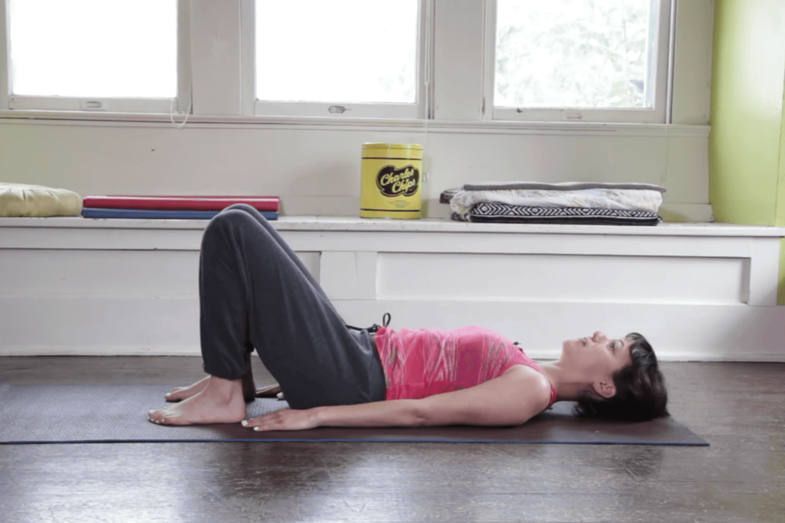 Hướng dẫn 10 tư thế yoga giúp tăng khả năng thụ thai 101 duoi-hai-tay