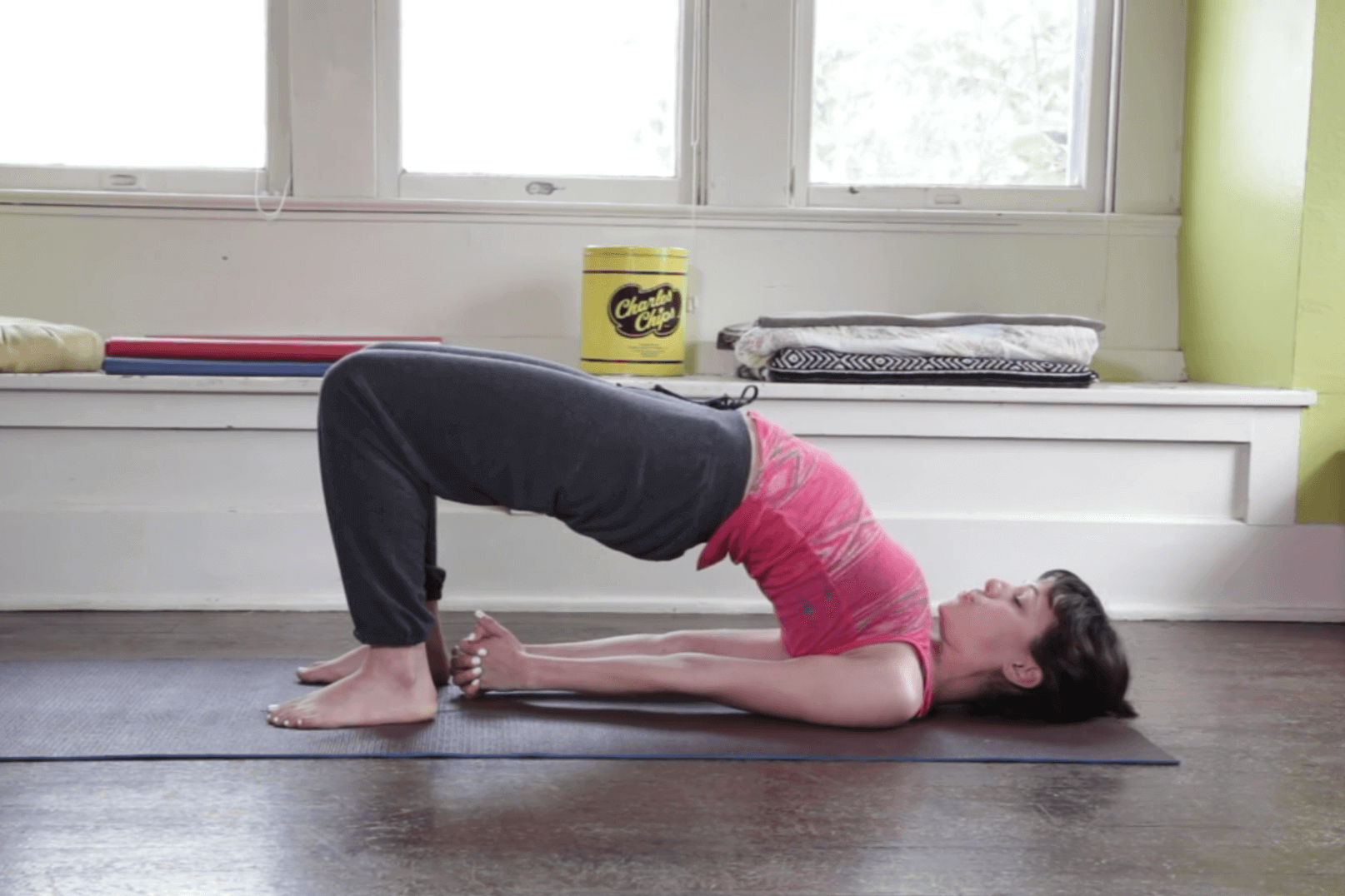 Hướng dẫn 10 tư thế yoga giúp tăng khả năng thụ thai 102 dan-tay