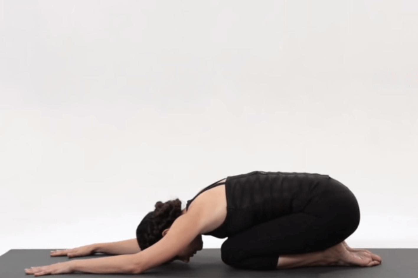 Hướng dẫn 10 tư thế yoga giúp tăng khả năng thụ thai 123 tay-dua-ra-truoc