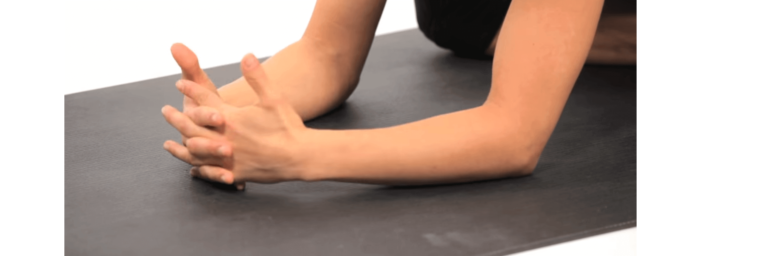 Hướng dẫn 10 tư thế yoga giúp tăng khả năng thụ thai 131 dan-tay-vao-nhau