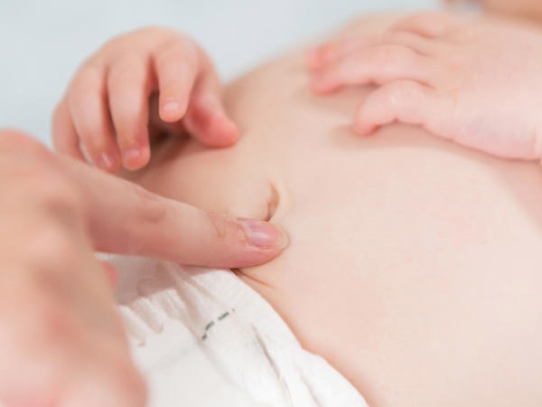Hướng dẫn các bước mát xa toàn thân đúng cách cho bé thư giãn mỗi ngày 45 mát xa bụng cho bé1