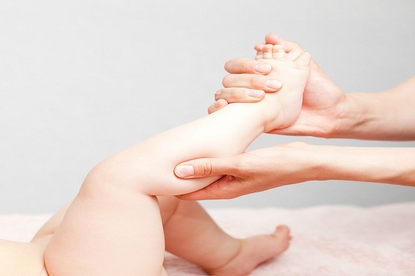 Hướng dẫn các bước mát xa toàn thân đúng cách cho bé thư giãn mỗi ngày 46 mát xa chân cho bé