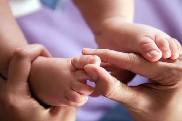 Hướng dẫn các bước mát xa toàn thân đúng cách cho bé thư giãn mỗi ngày 48 mát xa chân cho bé2