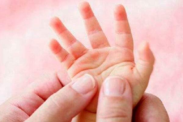 Hướng dẫn các bước mát xa toàn thân đúng cách cho bé thư giãn mỗi ngày 50 Mát xa tay cho bé1