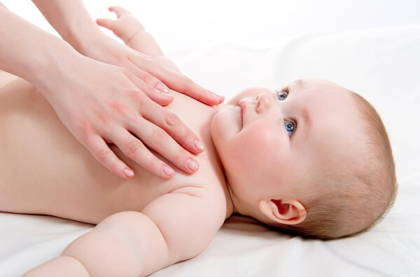 Hướng dẫn mẹ các bước mát xa toàn thân cho bé 7