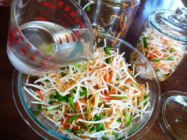 Hướng dẫn mẹ cách làm món dưa giá chua ngọt chống ngán ngày Tết 36 Hướng dẫn mẹ cách làm món dưa giá chua ngọt chống ngán ngày Tết 8