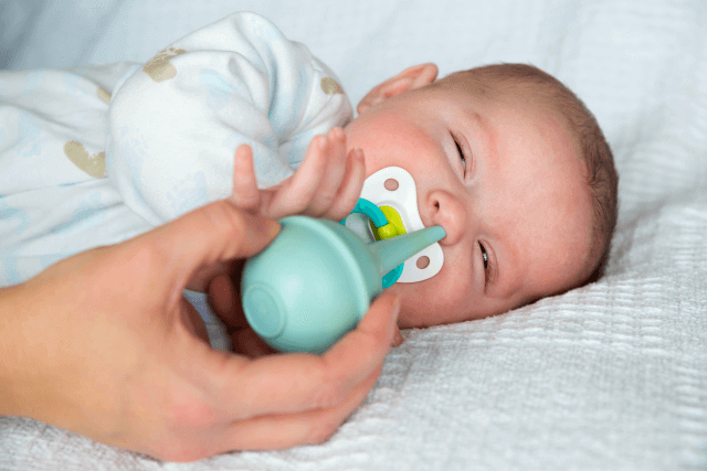 Hướng dẫn mẹ cách thông mũi an toàn cho bé khi bị nghẹt mũi 35 thong-mui