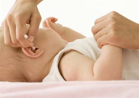Hướng dẫn mẹ vệ sinh tai cho bé yêu an toàn, đúng cách 36 nho-sinh
